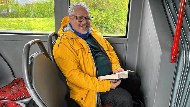 Matthias Hasenbrink, evangelischer Pfarrer in Lauchringen, auf der Heimfahrt nach Singen, kurz vor der Abfahrt des Ersatzbusses in ...