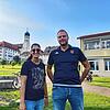 Anne Faisst, Vorsitzende des MV Öhningen, und Roland Pleli, Vorsitzender des FC Öhningen, stehen zwischen Grundschule und Vereinshütte ...