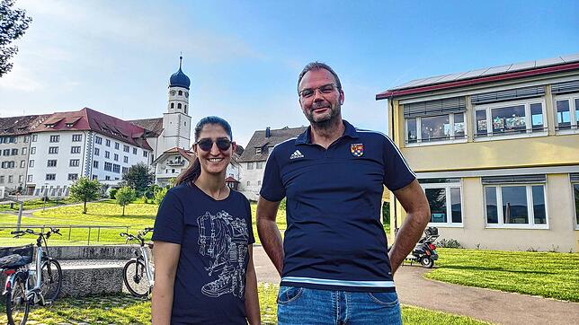 Anne Faisst, Vorsitzende des MV Öhningen, und Roland Pleli, Vorsitzender des FC Öhningen, stehen zwischen Grundschule und Vereinshütte ...