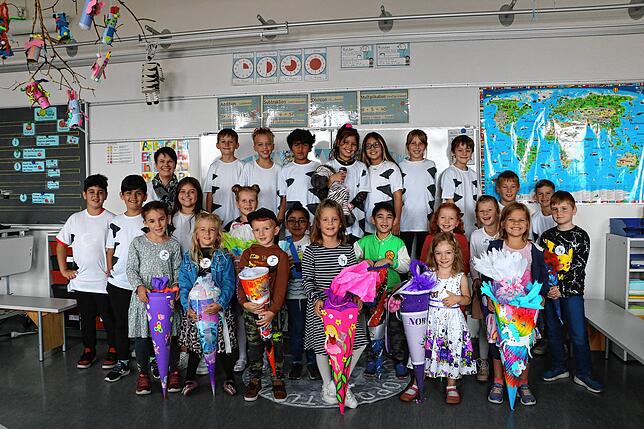 Familienklasse 1/3a, Zebra: Die älteren Zebras und Klassenlehrerin Eva Rauscher nehmen die Erstklässler in Empfang.