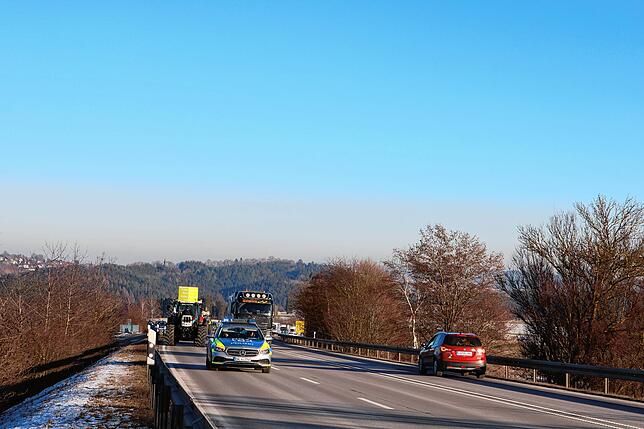 Vorbeifahrende Fahrzeuge zeigen mit Hupen und Daumen nach oben ihre Zustimmung mit dem Protest der Landwirte.