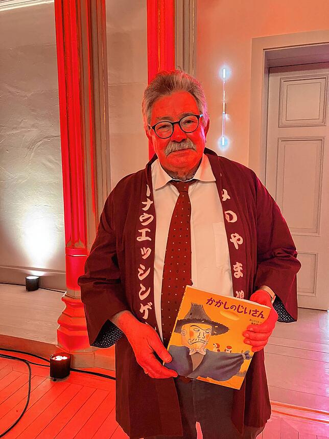 Thomas Stoll, Vizepräsident der deutsch-japanischen Gesellschaft in Donaueschingen, mit dem Kinderbuch, das er mit viel Freude zu Gehör ...