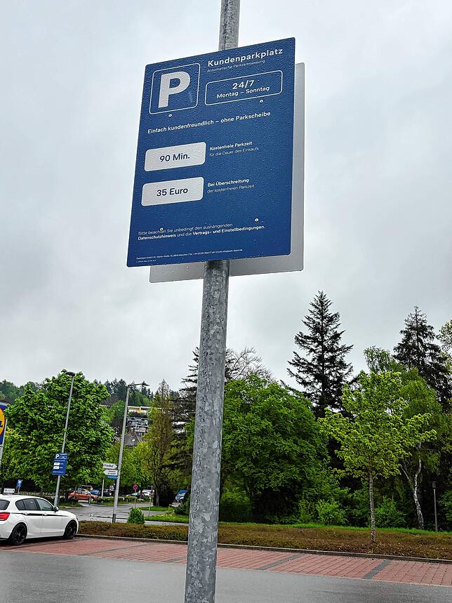 Auf dem Lidl-Parkplatz – im Hintergrund ist der Villinger Friedhof zu sehen – kann das Parken teuer werden: Wer länger als 1,5 Stunden ...