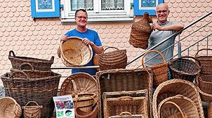 Die Organisatoren des Korbmachertages im Heimathaus: Dirk Bader (links) und Ulrich Grießhaber. Foto:  Alfred Moosmann