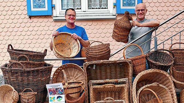 Die Organisatoren des Korbmachertages im Heimathaus: Dirk Bader (links) und Ulrich Grießhaber. Foto:  Alfred Moosmann