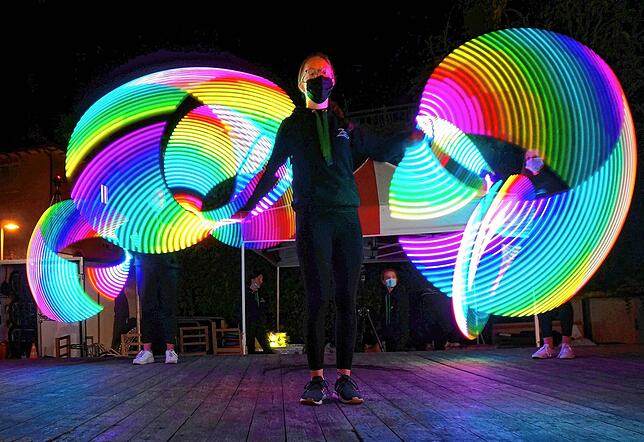 Tolle Effekte: Mitglieder des Zirkus Zebrasco jonglieren bei den Shows beim Löwendenkmal auch grell leuchtende LED-Reifen.