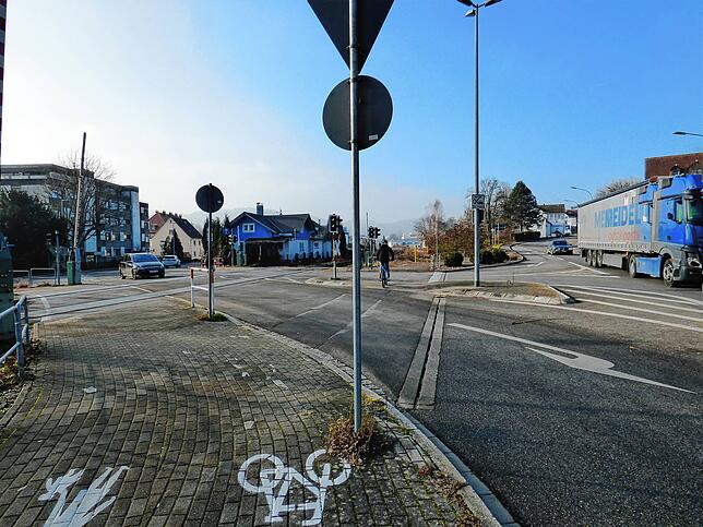 Der Radweg, der entlang der B34 aus Obersäckingen kommt hört hier auf. Er soll künftig beim Bahnübergang die Waldshuter Straße ...