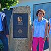 Bürgermeister Florian Zindeler, Schulleiterin Alexandra Maier-Lipp und Silke Mühlbauer vor der Korbinian-Brodmann-Grundschule.