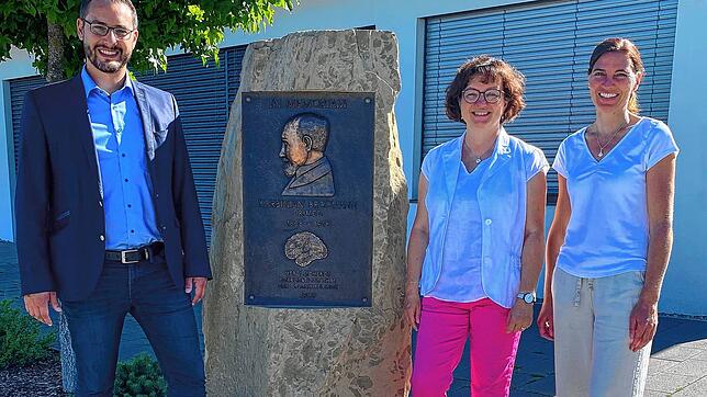 Bürgermeister Florian Zindeler, Schulleiterin Alexandra Maier-Lipp und Silke Mühlbauer vor der Korbinian-Brodmann-Grundschule.