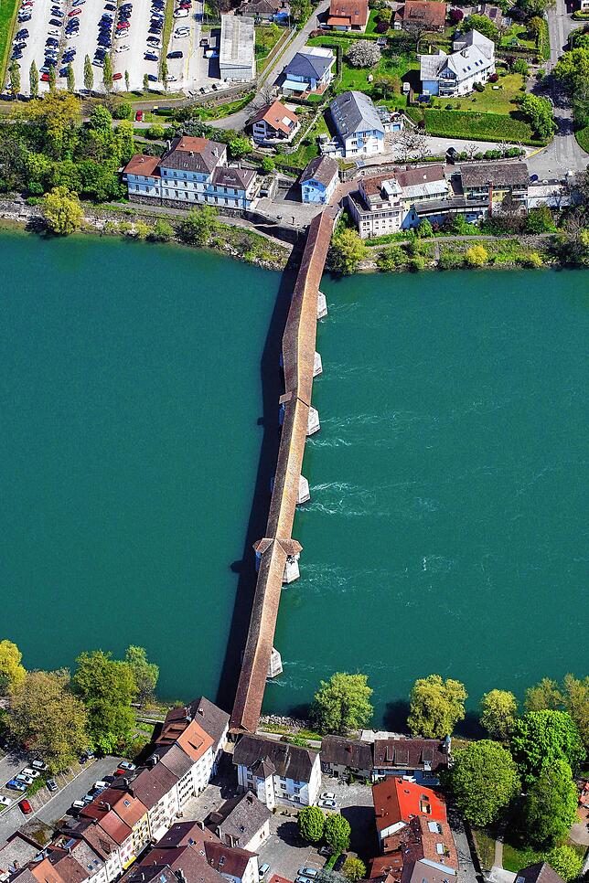 Die längste gedeckte Holzbrücke Europas verbindet Bad Säckingen und Stein/Aargau. Bad Säckingen feiert dieses Jahr das 450-jährige Bestehen.