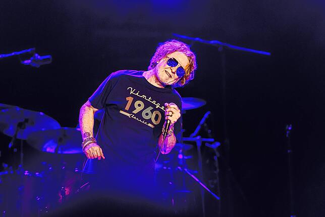 Simply-Red-Frontmann Mick Hucknall macht aus seinem Alter kein Geheimnis: Auf seinem Shirt steht groß und farbig 1960.