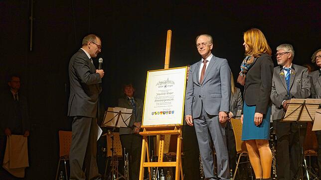 Der Gemeinderat, hier Stellvertreter Bernhard Maier (links), ließ dem scheidenden Bürgermeister Johannes Moser mit der Ehrenbürgerwürde, ...