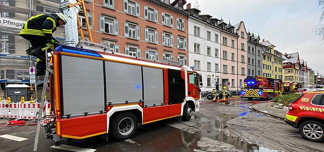 Die Feuerwehr beginnt mit der Brandbekämpfung. Das Gebäude befindet sich im Hinterhof der Turnierstraße (Foto) .