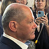 Bundeskanzler Olaf Scholz (SPD) reagiert bei der Wahlparty der SPD für die Europawahl in Deutschland.