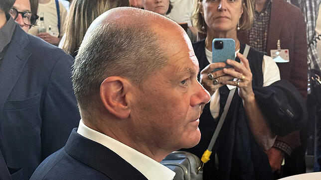 Bundeskanzler Olaf Scholz (SPD) reagiert bei der Wahlparty der SPD für die Europawahl in Deutschland.