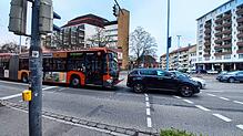 Gegen 8.30 Uhr am Dienstag, 25. März, fährt am Zähringerplatz ein Linienbus auf ein Auto auf.