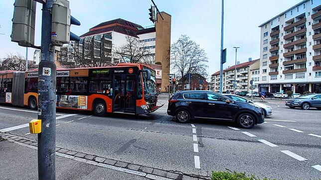 Gegen 8.30 Uhr am Dienstag, 25. März, fährt am Zähringerplatz ein Linienbus auf ein Auto auf.