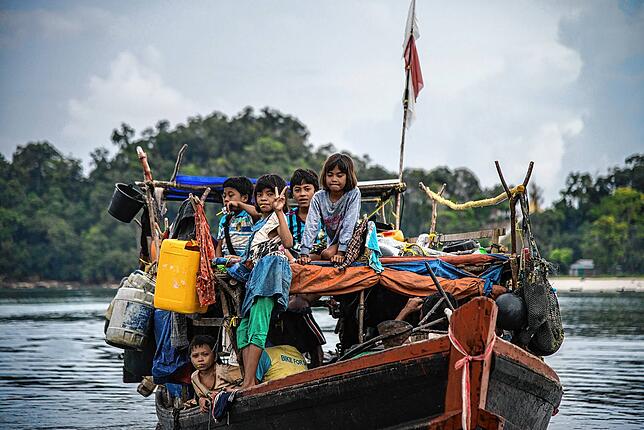 Eine auf einem Boot lebende Familie in Myanmar.