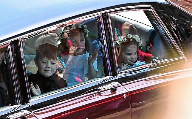 Prinzessin Charlotte (r) kommt mit anderen Blumenkindern und Pagenjungen im Auto von Herzogin Kate zur St.-Georgs-Kapelle. Prinz Harry ...