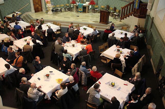In der Singener Vesperkirche stechen jetzt Tische statt Kirchenbänke: Hier sollen sich Besucher aller sozialen Schichten beim Essen ...