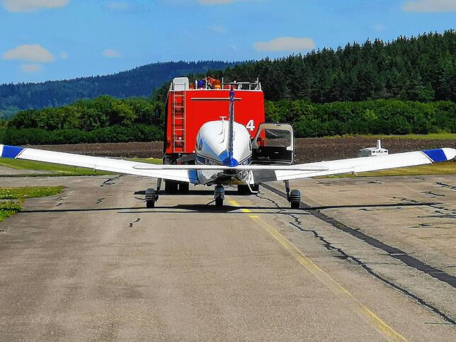Die Piper mit Motordefekt auf dem Weg in den Hangar.