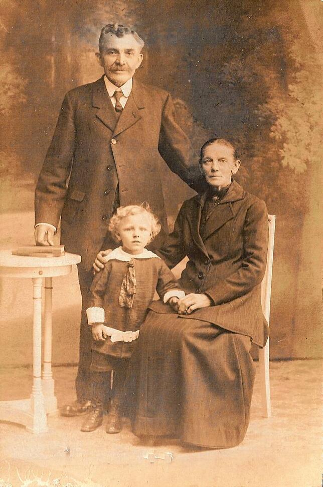 Johann Pechstein (seine stetig wachsende Familie ließ ihm keine Zeit mehr für die Vorstandsarbeit im TV) mit seiner Ehefrau Regine und ...