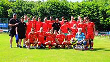 Der SC Gottmadingen-Bietingen hat Rudi Endres (rechts unten, im Bild mit der ersten Mannschaft) nach großem, jahrelangen Einsatz ...