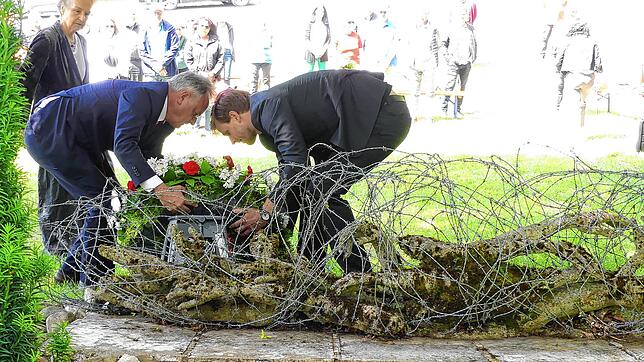 Kranzniederlegung am Mahnmal durch Andreas Stoch (Mitte), den Bundestagsabgeordneten Robin Mesarosch und Herta Däubler-Gmelin (links), ...