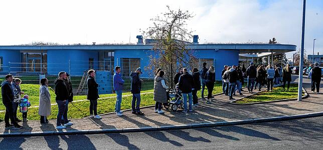 Großer Andrang: Bei der Typisierungsaktion für Nina Brugger stehen die Menschen im November 2024 vor der Waldmann-Kita Schlange.
