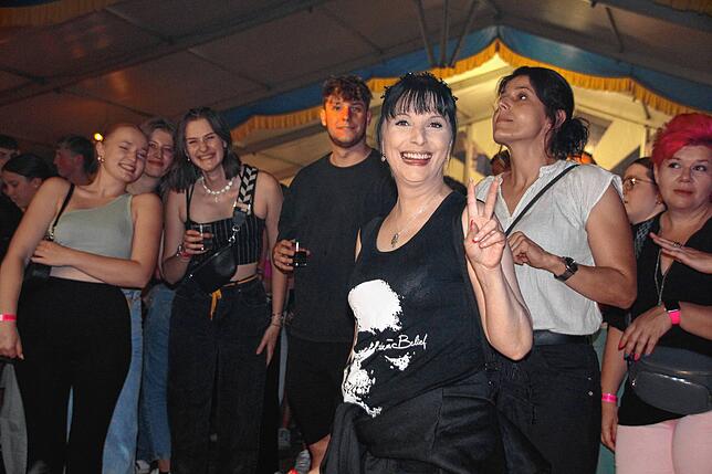 Den Auftakt des Raster Frühlingsfests hat die beliebte Coverband Pull gestaltet und begeisterte die Gäste von jung bis jung geblieben.