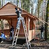 Hüttenbau mit vereinten Kräften: Mitglieder des Jugendgemeinderates und freiwillige Helfer bauen die zweite Jugendhütte im Altbohlwald.