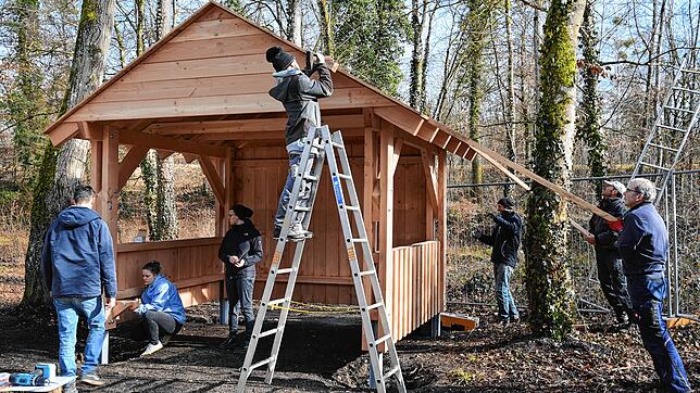 Hüttenbau mit vereinten Kräften: Mitglieder des Jugendgemeinderates und freiwillige Helfer bauen die zweite Jugendhütte im Altbohlwald.