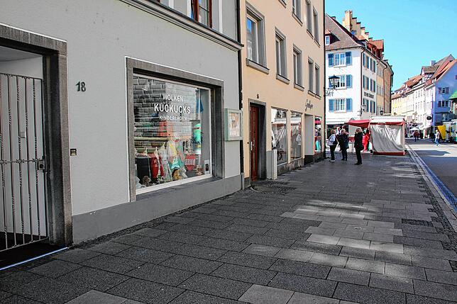 Auch am Wolken-Kuckucks-Kinderladen ist das Gitter am Eingang geschlossen. Im Hintergrund ist Wochenmarkt auf der Hofstatt.