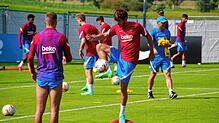 Bloß nicht wackeln! Sergi Roberto (rechts) wird von Gerard Piqué warmgemacht.