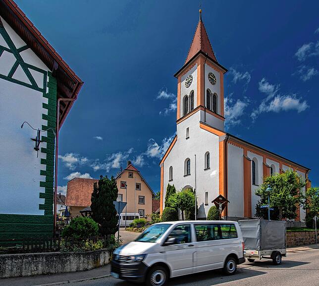 Die Ortsdurchfahrt des Meßkircher Ortsteils Heudorf mit der Kirche St. Peter und Paul.