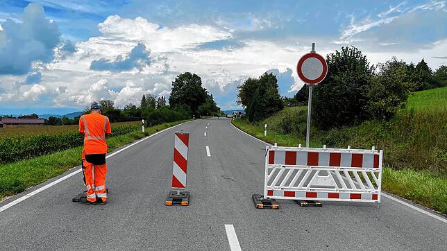 Die L219 wurde wegen des schweren Verkehrsunfalls zwischen Dingelsdorf und Oberdorf für den Verkehr gesperrt.