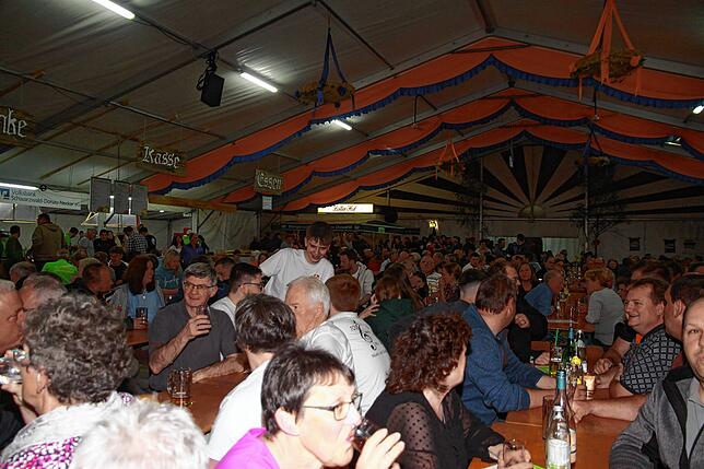 Bild 12: Bilder vom Stellen des Maibaums und Blasmusikabend zum Start des Liggersdorfer Maifestes