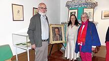 Autor Günter Hoffmann mit Petra Großmann und Romy Krämer und dem Bildnis von Ernst Emil Ebner. Foto: Elisabeth Baumeister