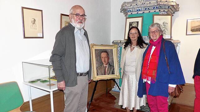 Autor Günter Hoffmann mit Petra Großmann und Romy Krämer und dem Bildnis von Ernst Emil Ebner. Foto: Elisabeth Baumeister
