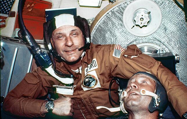 Apollo - Sojus - Rendezvous 1975 ARCHIV - Der amerikanische Astronaut Thomas Stafford, Kommandant der Apollo-Kapsel, und der Kosmonaut Alexej Leonow, Kommandant der ...