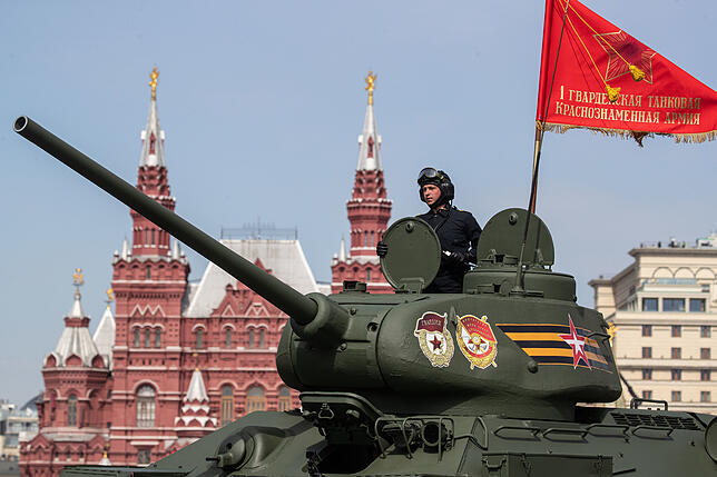 Ein Soldat bei der Militärparade zum Tag des Sieges.