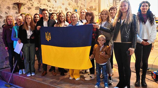 Sehr emotional ging es auf dem Dankeschön-Fest auf der Burg Riedheim zu, das von ukrainischen Flüchtlingen veranstaltet wurde.