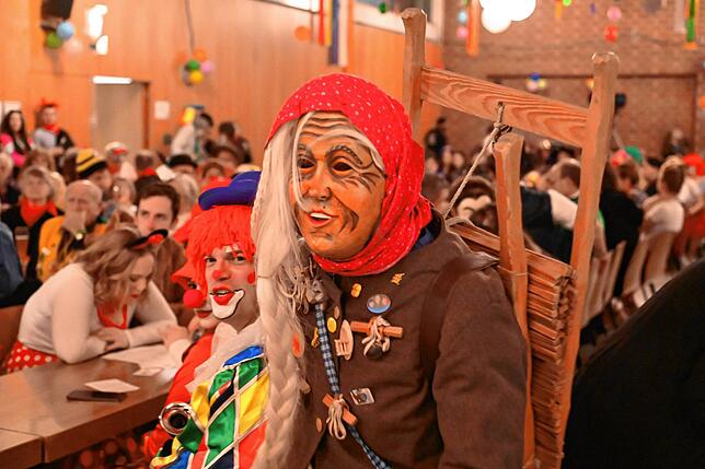 Bild 15: Motto des Zunftballs: Ob Zirkus, Rummel, Freizeitpark &ndash; Jeder kann kommen wie er mag!
