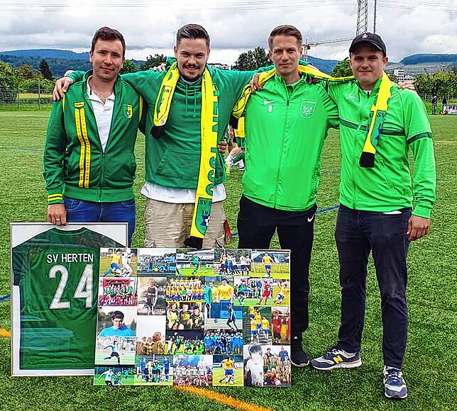 Legenden: Stefan Heißenberger (links) und Jakob Kuhn (rechts) verabschiedeten Bastian Eschbach (Zweiter von links) und Lucas Eschbach ...