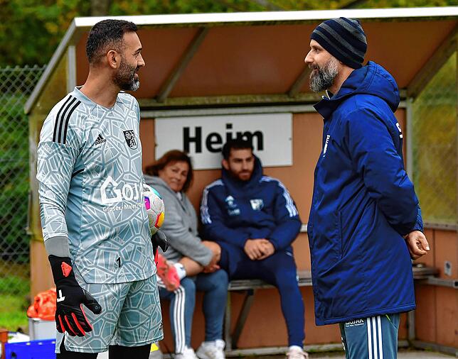 Gut gemacht: Trainer Branimir Sarenec (rechts) lobte die Leistung von Torwart Elvis Gojak vom SV Blau-Weiß Murg trotz des 0:2 gegen den ...