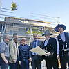 Auf dem Neubau steht der Richtbaum, das Hospiz und Palliativzentrum Horizont in Singen geht in die nächste Bauphase. Von links: Oliver ...