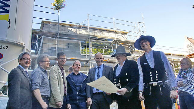 Auf dem Neubau steht der Richtbaum, das Hospiz und Palliativzentrum Horizont in Singen geht in die nächste Bauphase. Von links: Oliver ...