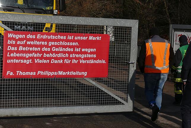 Nur Einsatzkräfte und Fachleute dürfen hier rein. Für alle anderen macht das Schild am Tor deutlich: "Das Betreten des Geländes ist ...