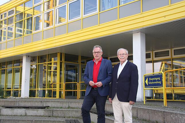 2019: Thomas Adam (links) leitet die heutige Geschwister-Scholl-Schule und Wolfgang Müller-Fehrenbach, der 1976 die Abteilung Realschule ...