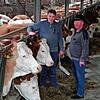 Sie haben die Übergabe gemeistert: Landwirt Franz Käppeler und sein Sohn Simon auf ihrem Milchvieh-Betrieb in Stockach-Seelfingen.